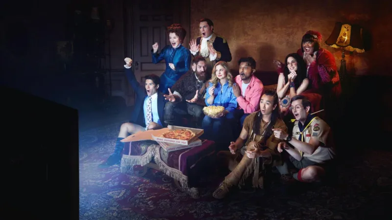 Sam, Jay et les fantômes de Woodstone réunis devant un écran dans la série Ghosts