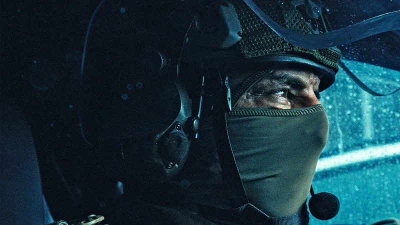 Un opérateur du GIGN casqué dans la série Netflix GIGN