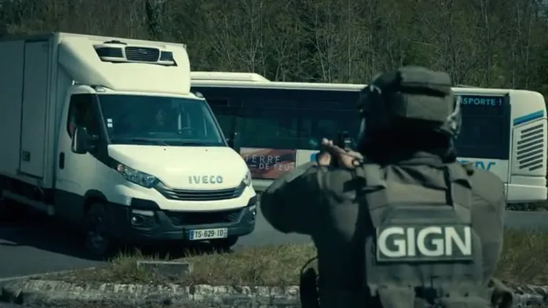 Un opérateur du GIGN vise des véhicules dans la bande-annonce de la série Netflix