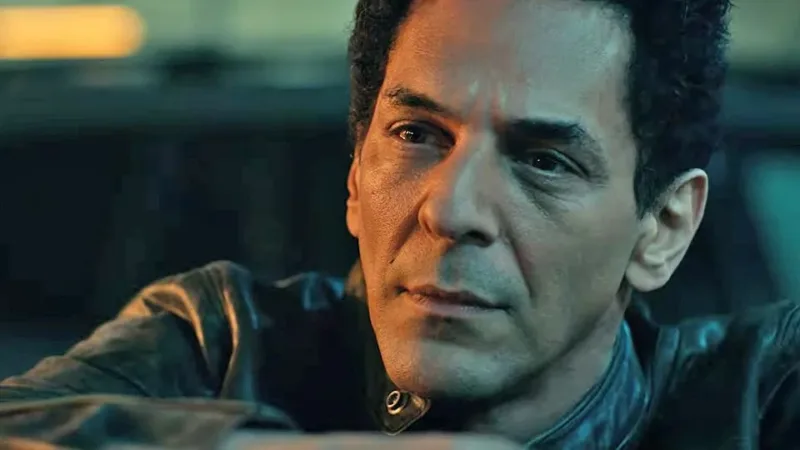 Tomer Sisley au volant dans une scène de la série G.I.G.N.