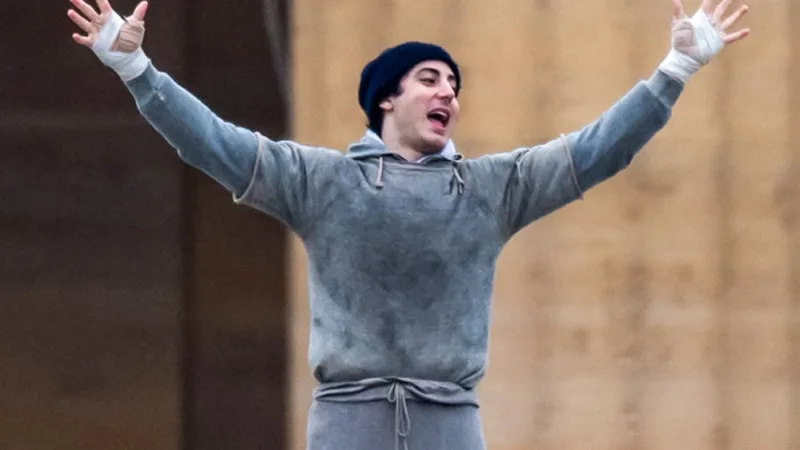 Anthony Ippolito en costume des années 1970 dans le rôle de Sylvester Stallone
