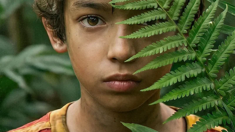 Miguel avance dans la forêt dans la série Netflix I’m Not Afraid