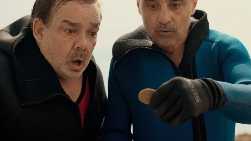 Deux plongeurs découvrent une pièce d’or dans le film Inestimable