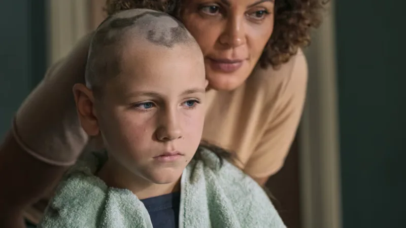 Jada auprès de son fils malade dans le film Jusqu’au bout