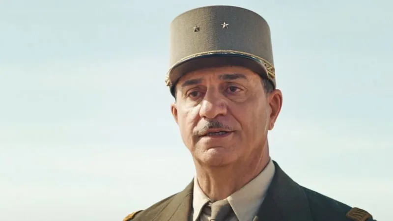 Simon Abkarian en général de Gaulle dans La Bataille de Gaulle : J’écris ton nom