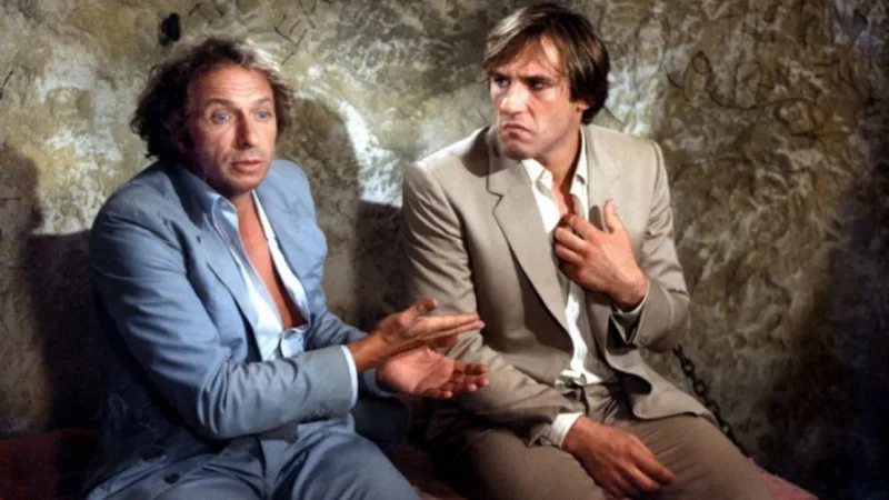 Pierre Richard et Gérard Depardieu assis côte à côte dans une cellule dans La Chèvre