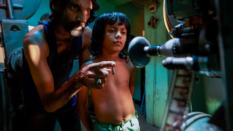 Fazal montre à Samay le mécanisme d’un projecteur 35 mm dans La Dernière Séance