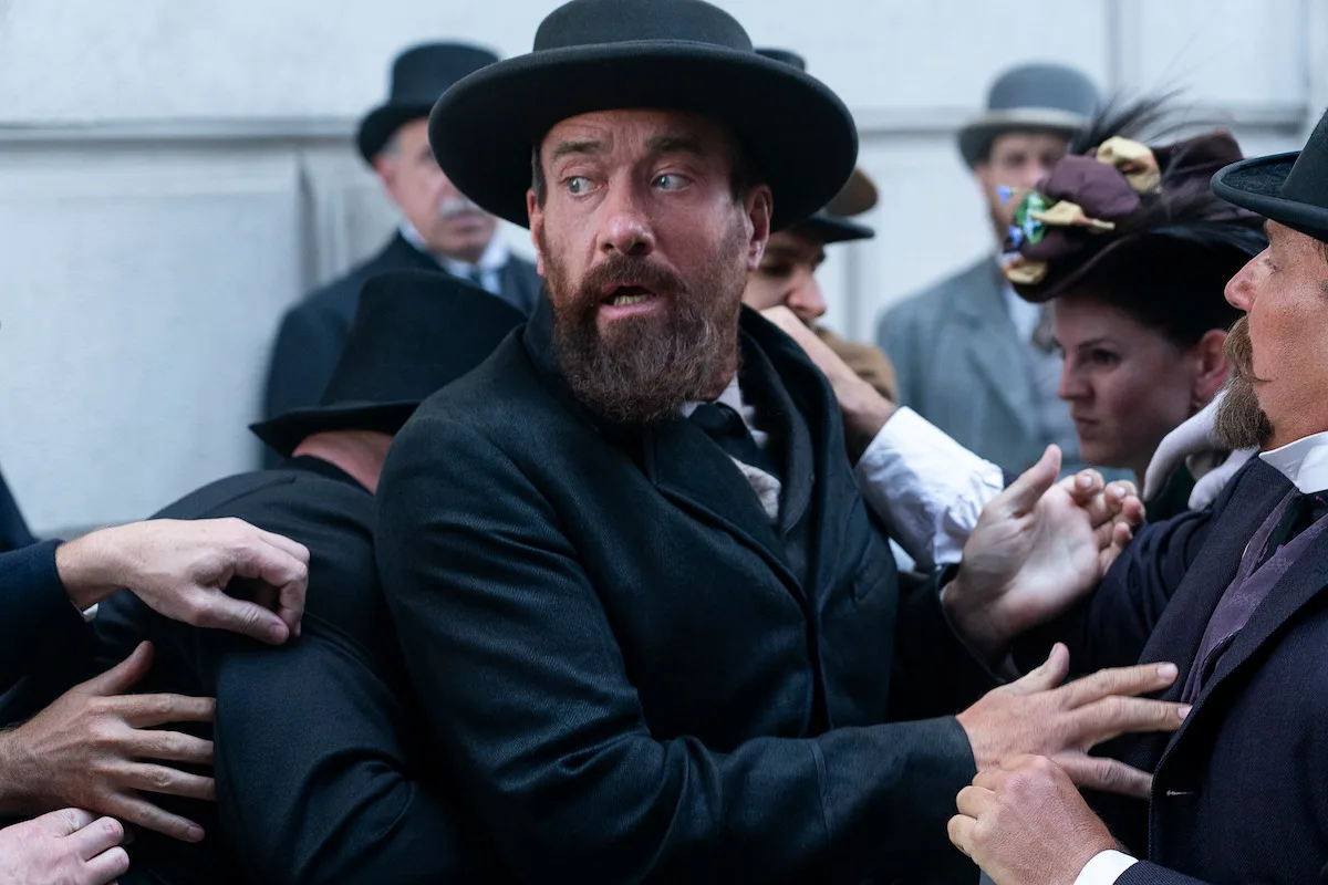 Matthew Macfadyen dans le rôle de Charles Guiteau au milieu d’une foule