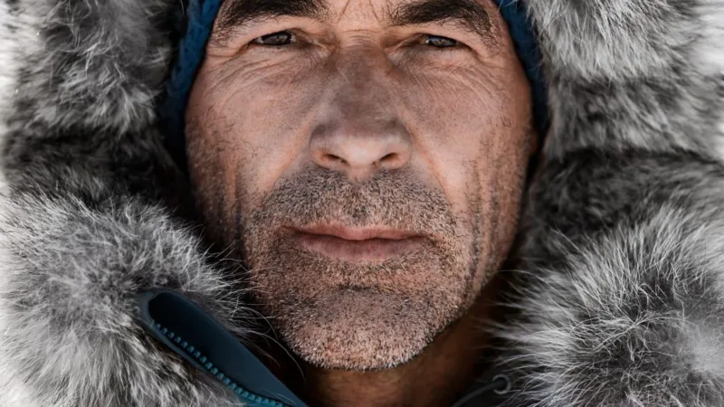 Gros plan de Mike Horn équipé pour une expédition dans le froid polaire