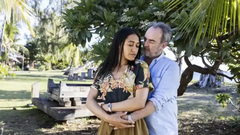 Deux personnages d’O.P.J. saison 6 sous les arbres à La Réunion