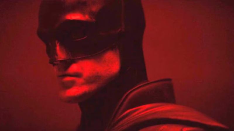 Robert Pattinson portant l’armure noire de Batman dans le film de Matt Reeves