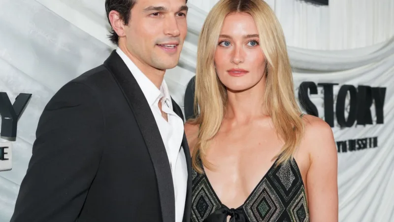 Sarah Pidgeon et Paul Anthony Kelly dans les rôles de Carolyn Bessette et John F. Kennedy Jr.