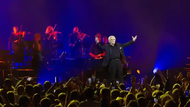 Michel Sardou salue son public sur scène pendant sa dernière tournée