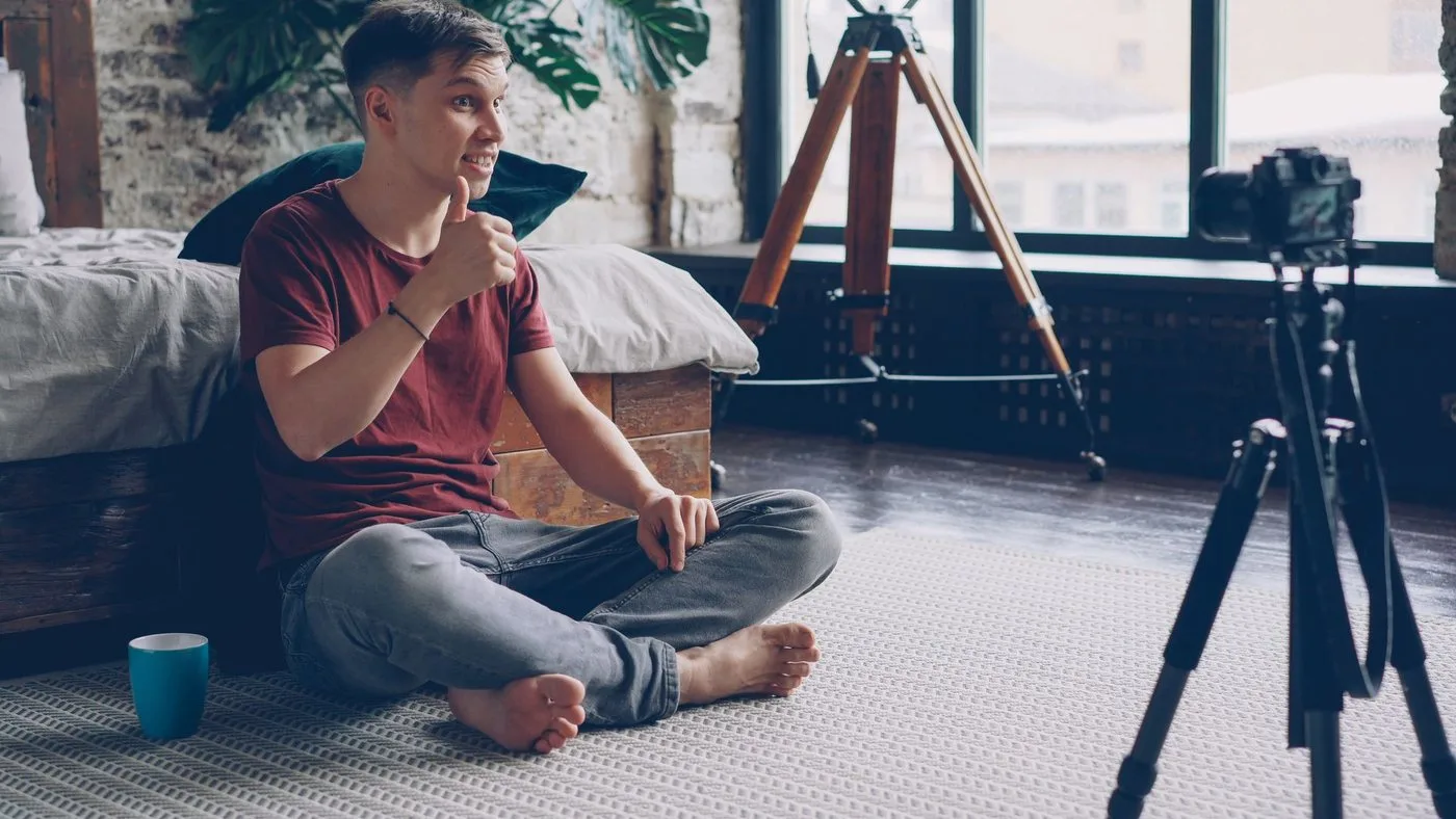 Comédien filmant une self-tape avec une caméra sur trépied