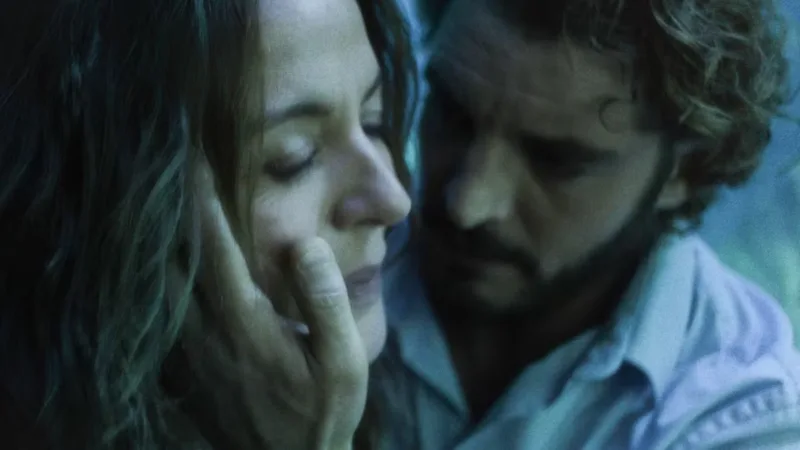Scène intense entre Monia Chokri et Niels Schneider dans Si tu penses bien
