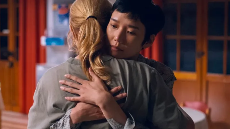 Virginie Efira et Tao Okamoto enlacées dans Soudain