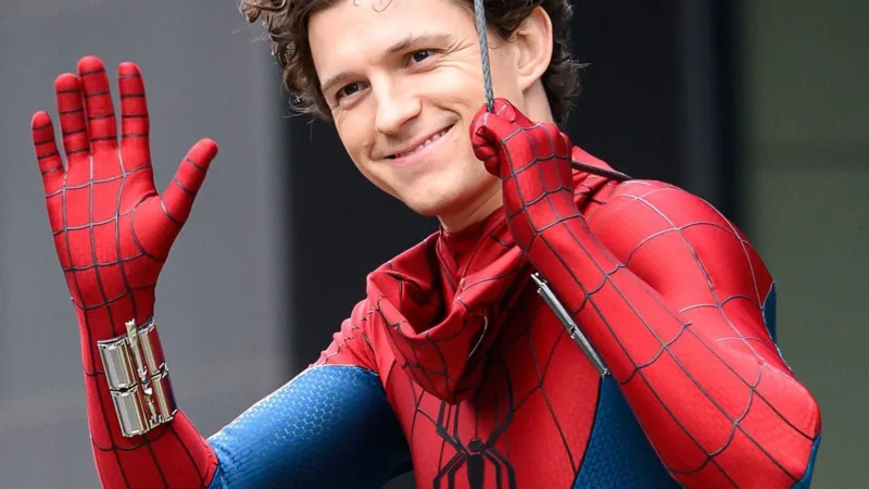 Le nouveau costume de Spider-Man porté par Tom Holland