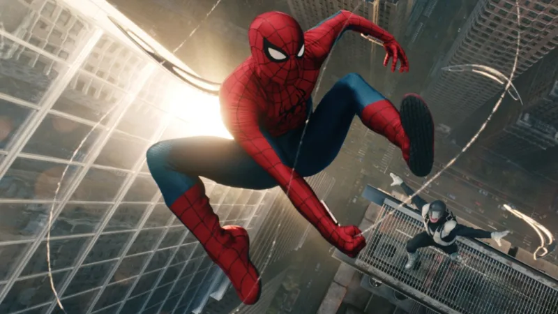 Spider-Man bondit entre les immeubles de New York dans Spider-Man: Brand New Day
