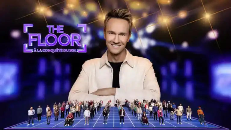 Cyril Féraud devant le plateau et les candidats de The Floor à la conquête du sol