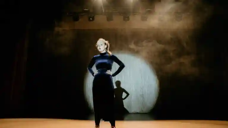Comédienne sur scène sous une lumière dramatique, illustration du spectacle immersif
