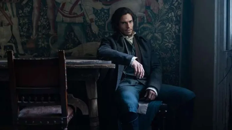 François Civil en costume d’époque dans la série A Tale of Two Cities