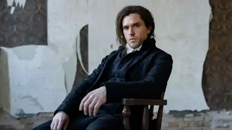 François Civil dans un décor révolutionnaire de la série A Tale of Two Cities