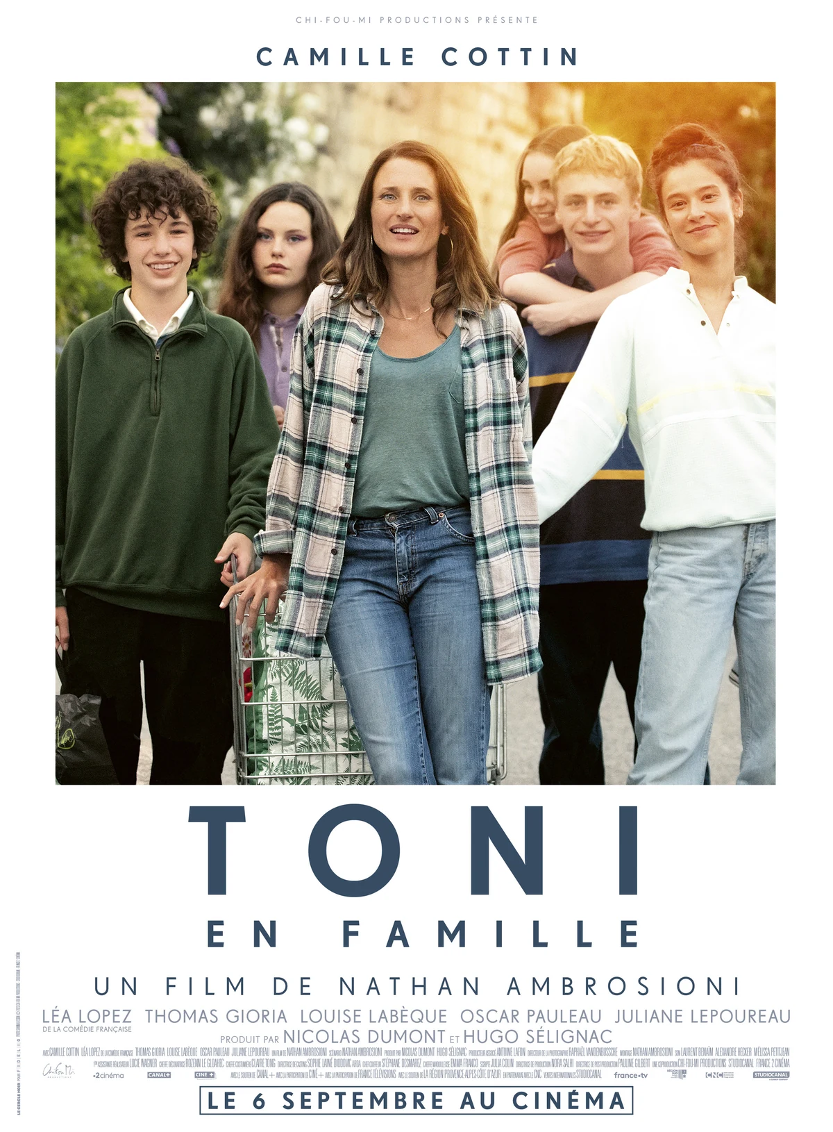 Affiche officielle du film Toni en famille avec Camille Cottin et ses cinq enfants