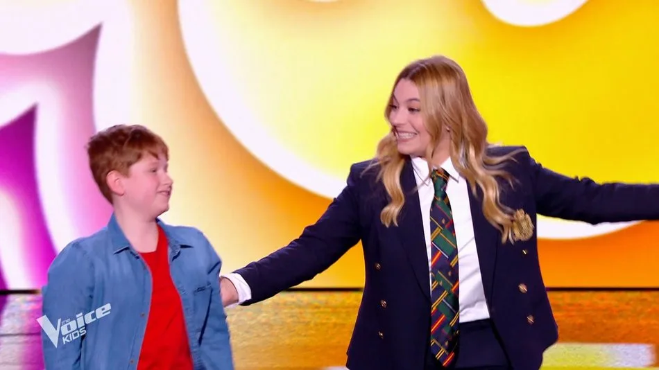 Un jeune talent sur la scène des auditions à l'aveugle de The Voice Kids