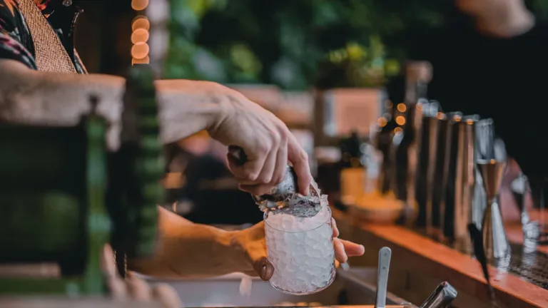 Casting barmen et barmaids 18-60 ans pour N’oublie pas