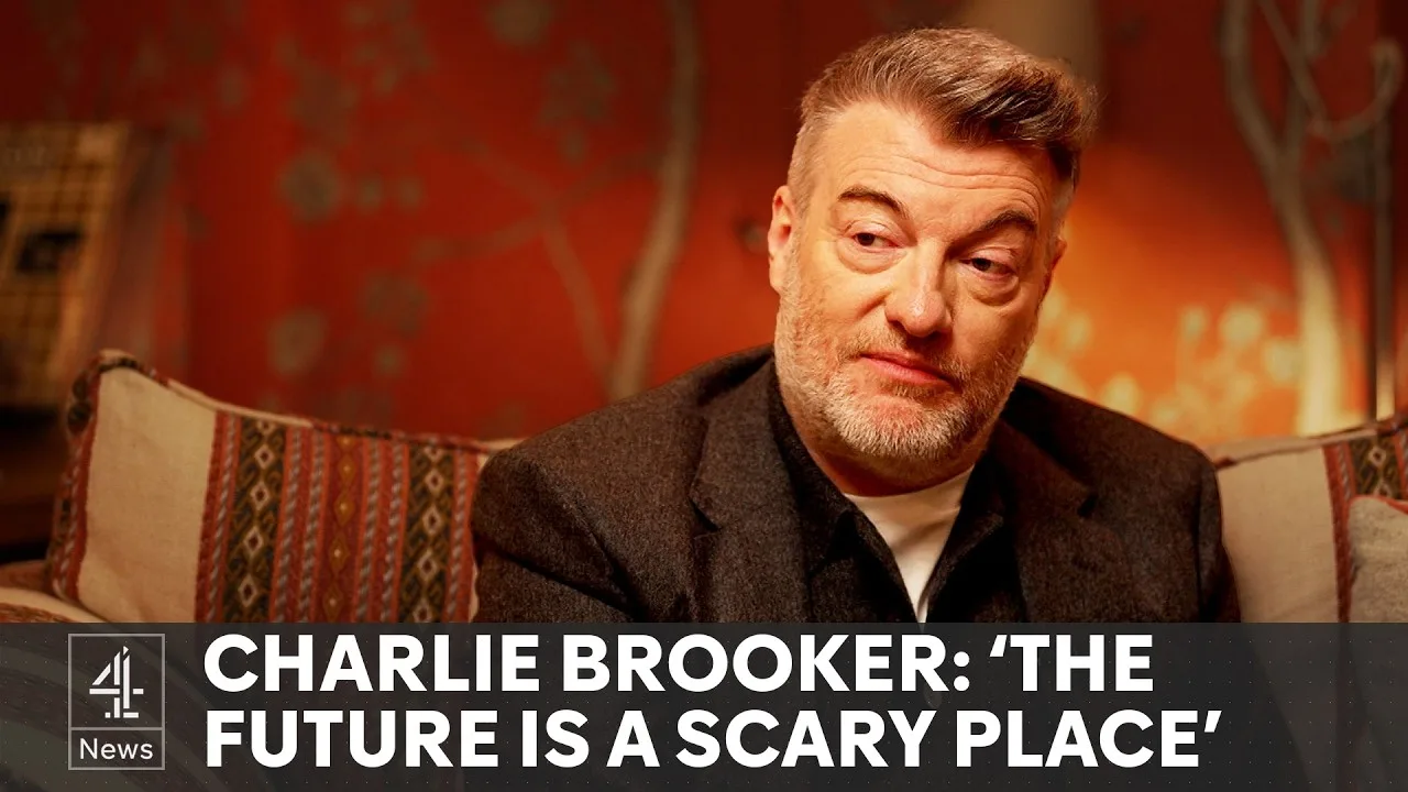 Charlie Brooker assis pendant une interview consacrée au futur et à Black Mirror