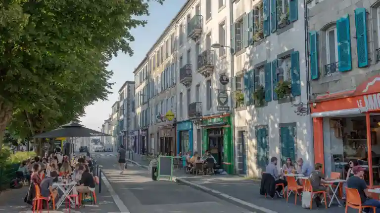 Terrasses et passants dans une rue animée de Brest