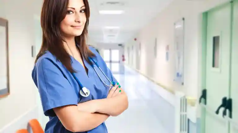 Infirmière en tenue professionnelle dans un hôpital