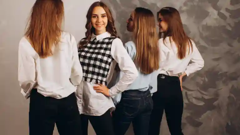 Quatre mannequins réunies dans un studio de mode