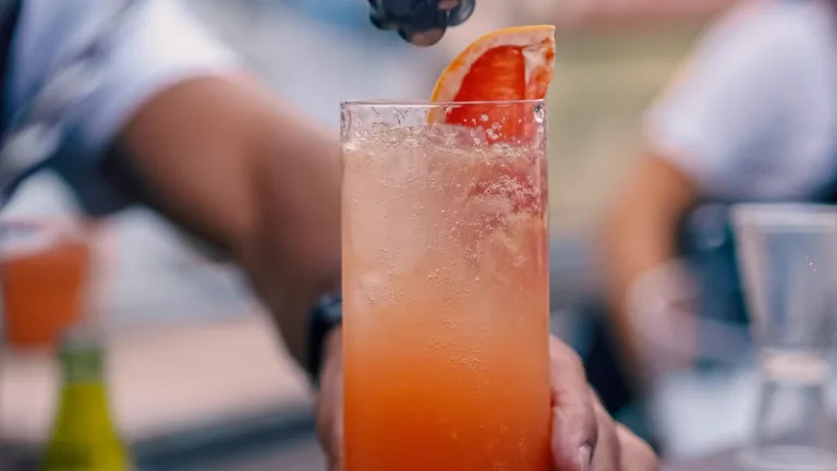 Casting comédien barman avec accent marseillais à Cassis