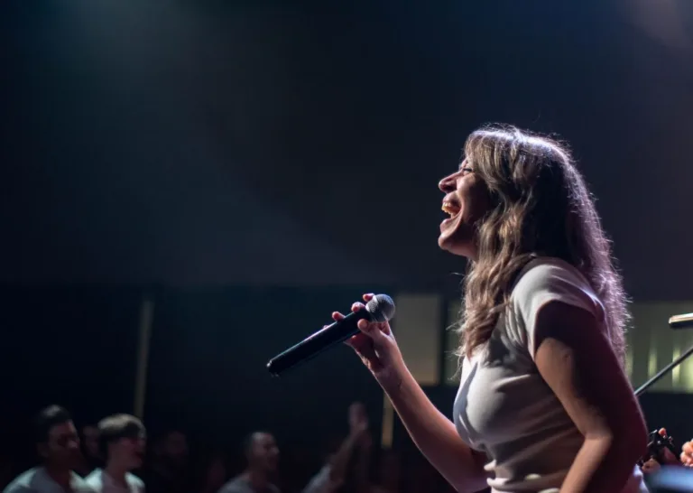 Casting comédienne chanteuse danseuse 20-25 ans pour SO CULTE à Bobino