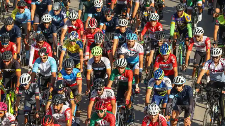 Peloton de cyclistes hommes lors d’une course sur route