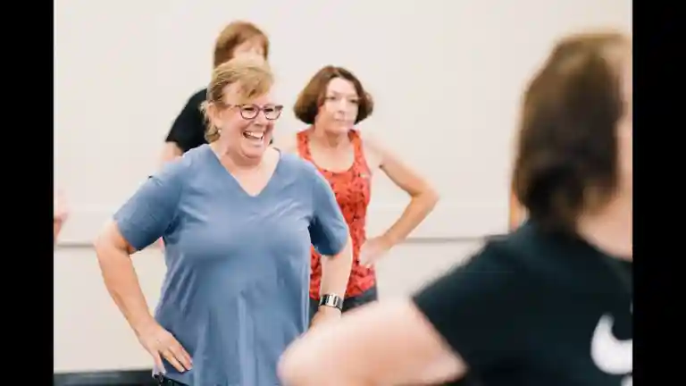 Femmes adultes participant ensemble à une activité en salle