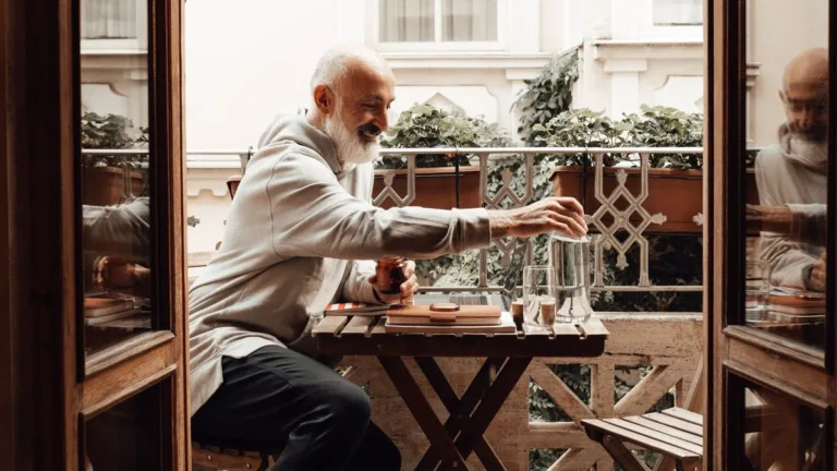 Casting homme senior 60-80 ans pour une publicité à Paris