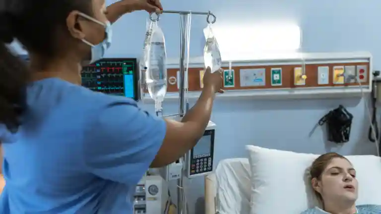 Infirmière diplômée manipulant une perfusion dans une chambre d’hôpital