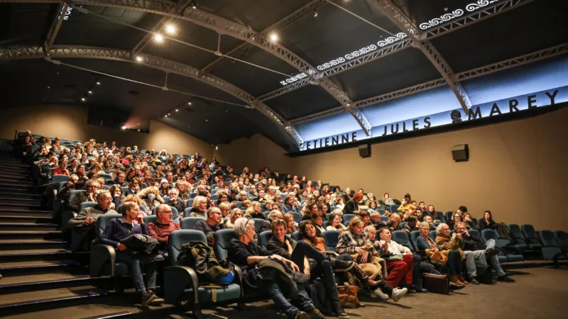 Une salle de cinéma française remplie de spectateurs avant une projection