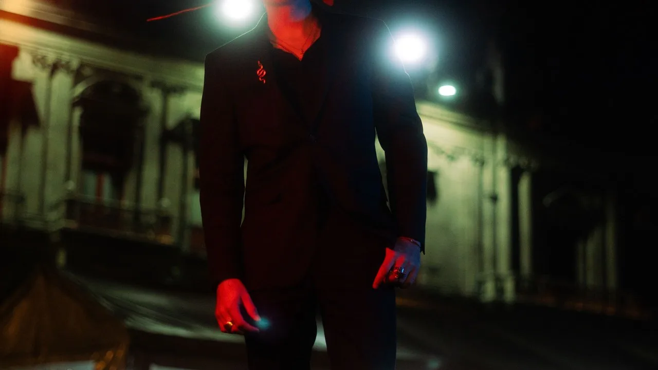 Casting homme brun type italien ou méditerranéen pour un clip
