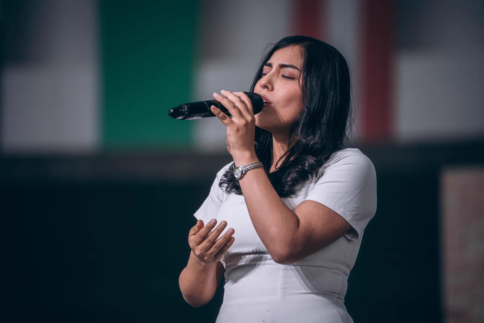 Comédienne chantant sur scène pour illustrer un casting de comédie musicale