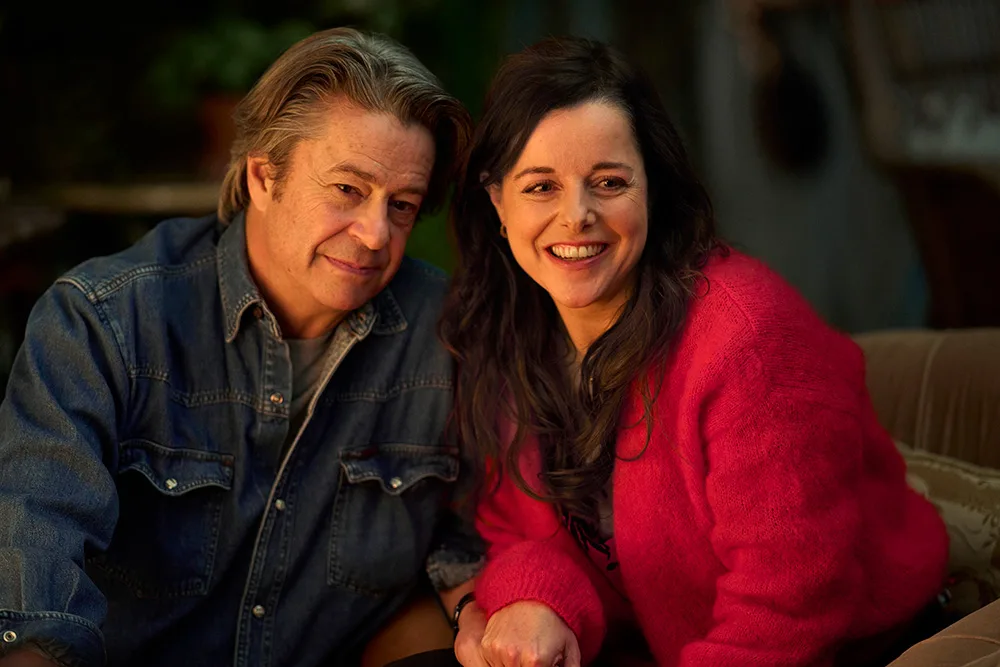 Mathias Barneville avec une comédienne dans Dix pour cent, le film