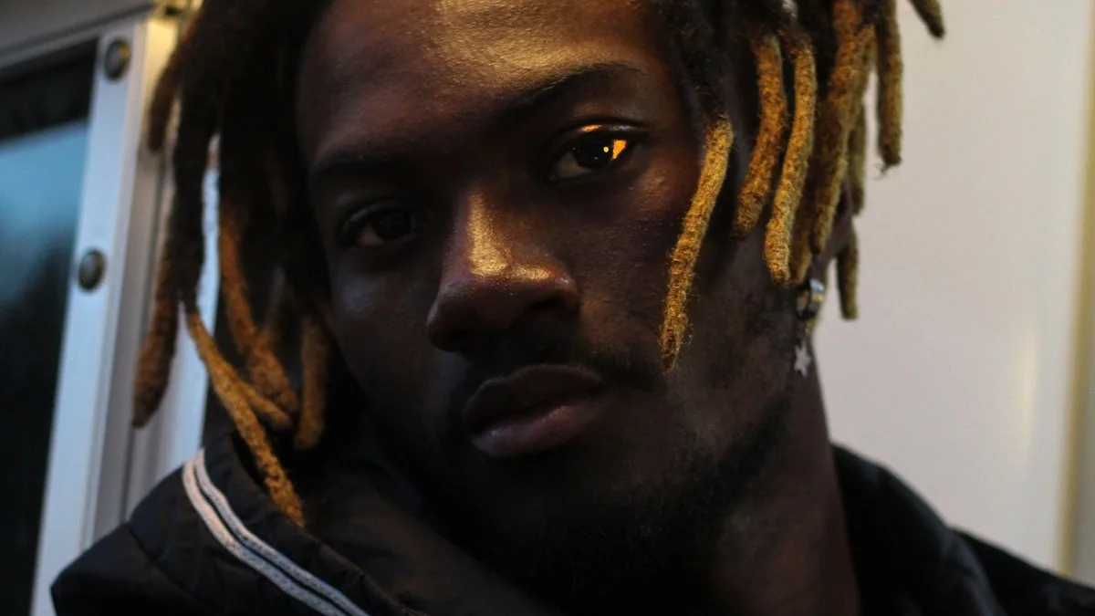 Portrait illustratif d’un jeune homme noir avec des dreadlocks