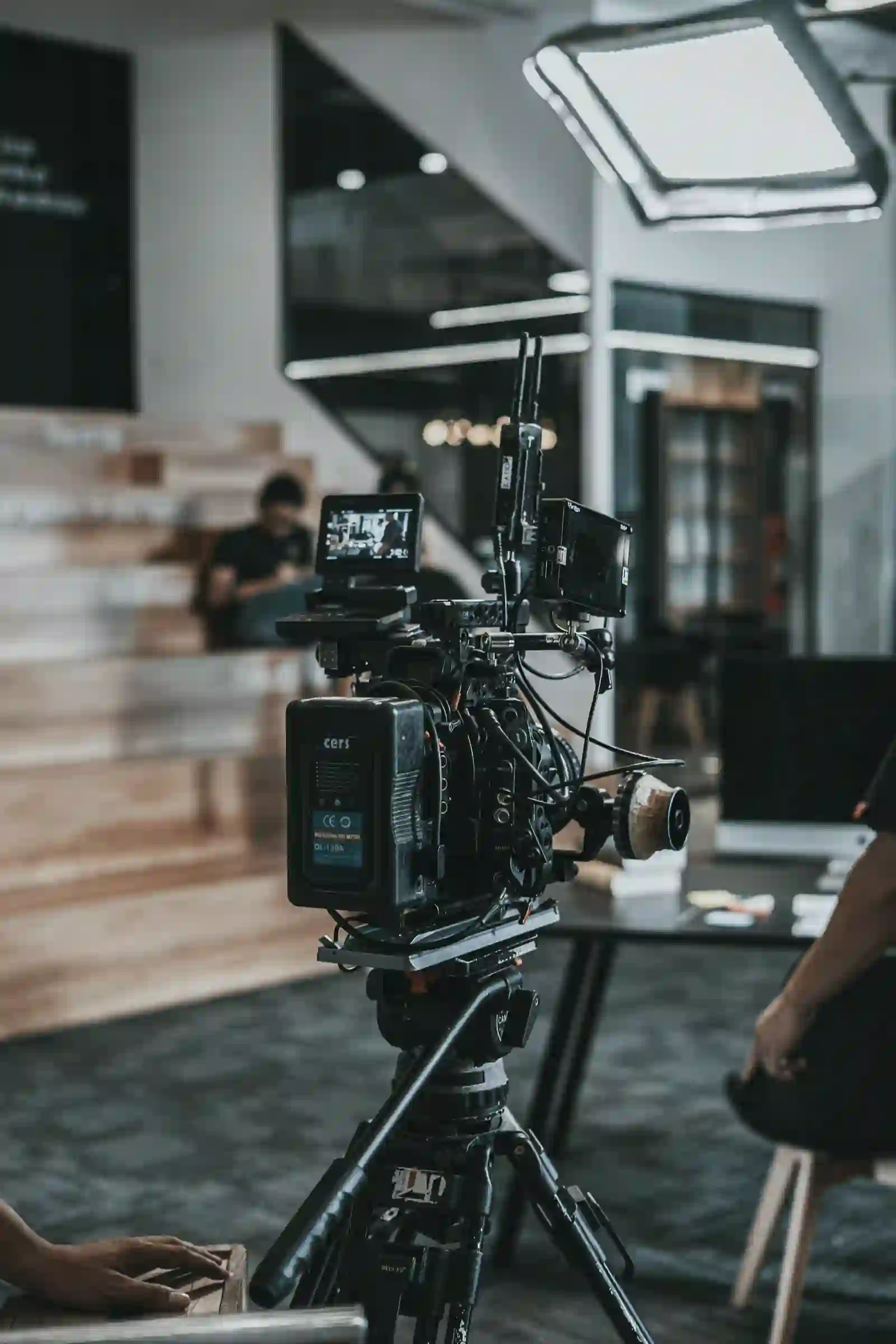 Caméra de cinéma installée sur un plateau de tournage