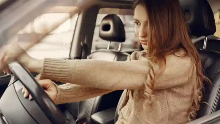 Femme au volant d’une voiture pour illustrer une doublure conduite