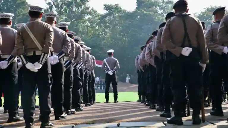 Groupe de policiers en formation en extérieur