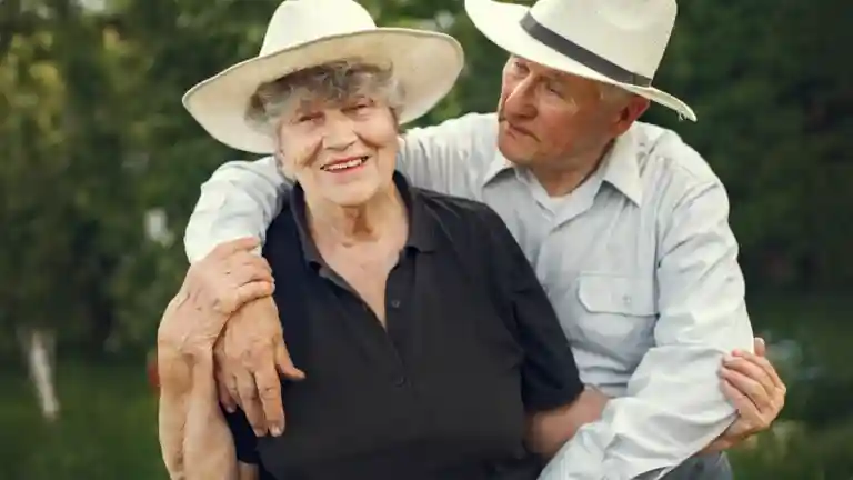 Femme et homme seniors souriant en extérieur