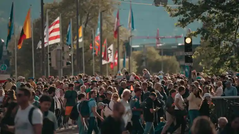 Foule diverse dans une rue urbaine
