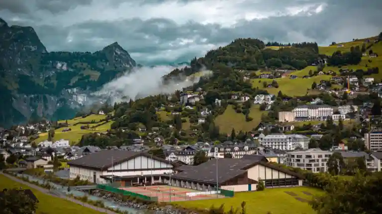 Village alpin suisse dans le Valais, illustration du tournage de lesCîmes
